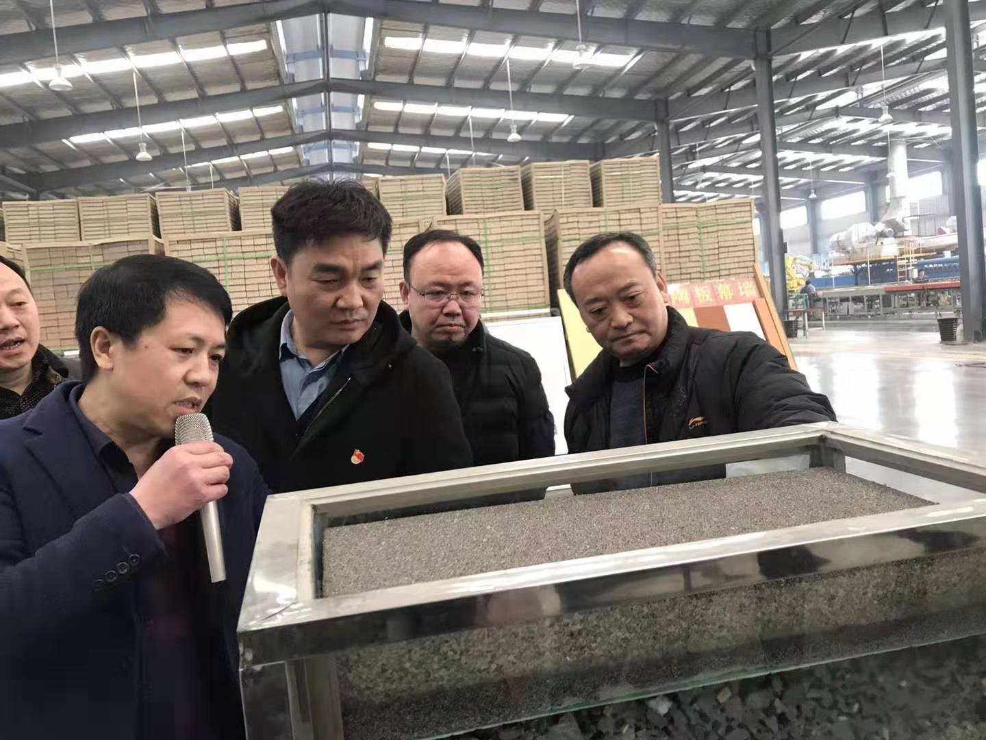 修武縣委常委，縣政府常務(wù)副縣長千懷貴眾光公司考察調(diào)研